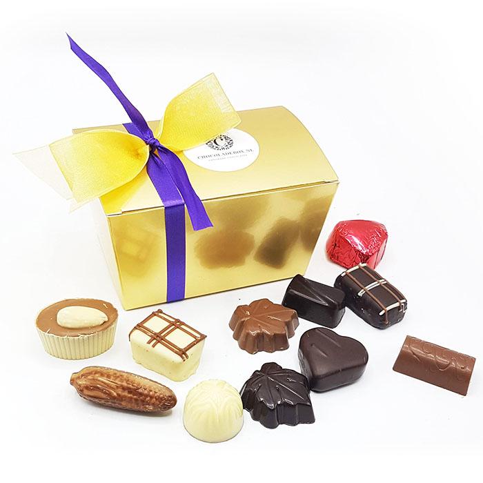 250 grammes de bonbons belges dans une boîte en or avec décoration